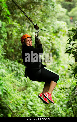 Oversized donna adulta su Zip Line viaggio vicino a Banos de Agua Santa Ecuador Foto Stock