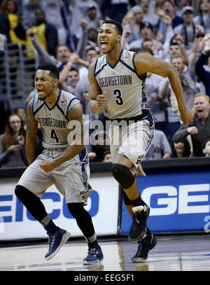 Washington, DC, Stati Uniti d'America. Xvii gen, 2015. 20150117 - guardia di Georgetown D'Vauntes Smith-Rivera (4) e avanti di Georgetown Mikael Hopkins (3) celebrare a seguito di una vittoria 61-59 sopra il maggiordomo al Verizon Center di Washington. Credito: Chuck Myers/ZUMA filo/Alamy Live News Foto Stock