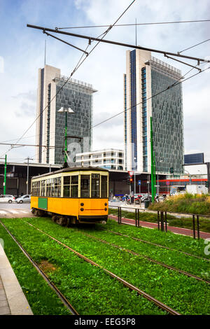 Vintage tram storico treno ed il grattacielo in Milano, Italia Foto Stock