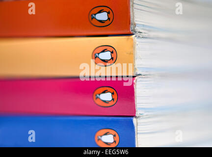 Stack di quattro coloratissimi Penguin books Foto Stock