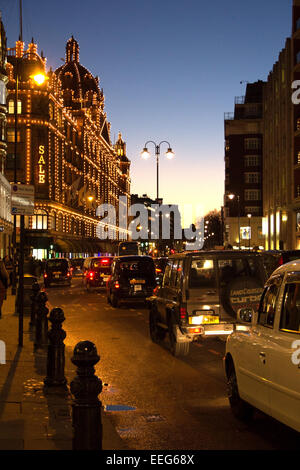 I grandi magazzini Harrods illuminata di notte. Foto Stock