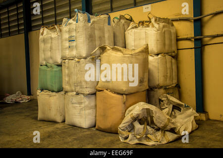 Gruppo; heap; pesanti; industriale; junkyard; discarica; grande; prelievo; confuso; gli oggetti Foto Stock