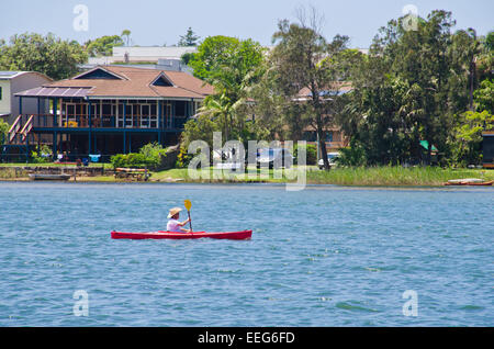 Canoa sulla laguna Narrabeen, Sydney NSW Australia Foto Stock