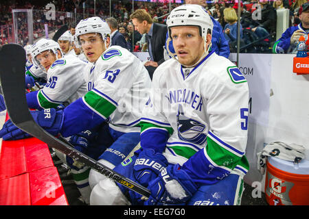 Vancouver Canucks ala destra Derek Dorsett (51) durante il gioco NHL tra Vancouver Canucks e Carolina Hurricanes al PNC Arena. Il Vancouver Canucks sconfitti Carolina Hurricanes 3-0. Foto Stock
