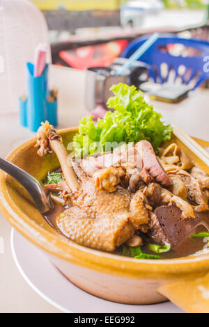 Anatra brasato di manzo noodle bar in Thailandia. Foto Stock