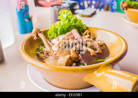 Tagliatelle fatte dalla carne di anatra in ristoranti. Foto Stock