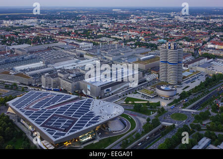 Blick auf die BMW-Welt und Hauptverwaltung 'BMW-Vierzylinder', München, Bayern, Deutschland, Europa, guardate la BMW Welt e lui Foto Stock