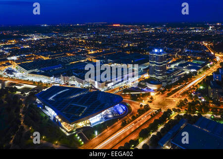 Blick auf die BMW-Welt und Hauptverwaltung 'BMW-Vierzylinder', München, Bayern, Deutschland, Europa, guardate la BMW Welt e lui Foto Stock