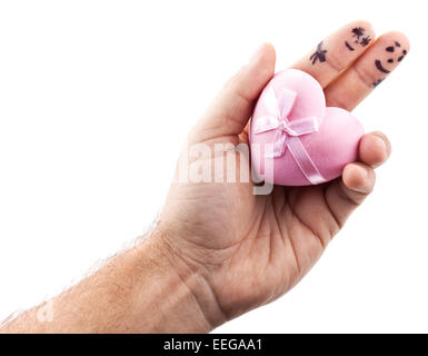 Giovane dipinta su uomo delle dita e confezione regalo a forma di cuore. Foto Stock