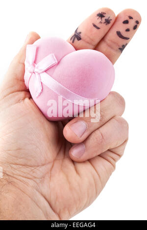 Giovane dipinta su uomo delle dita e confezione regalo a forma di cuore. Foto Stock