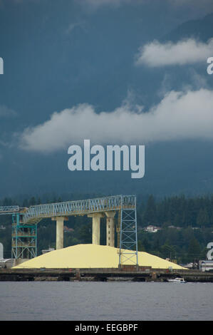 Pila gigante di zolfo al Vancouver pontili bulk terminale marino pronto per la spedizione in tutto il mondo per l'impiego in fertilizzanti Foto Stock