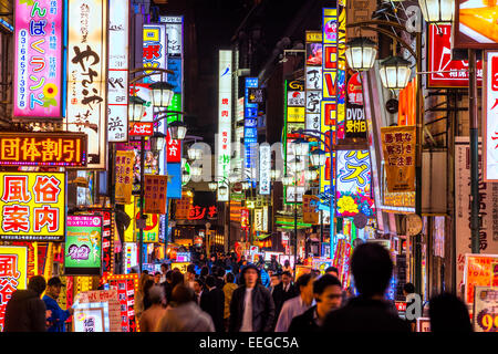 TOKYO - 13 novembre: cartelloni in Shinjuku il Kabuki-cho district Novembre 13, 2014 a Tokyo, JP. La zona è una vita notturna distri Foto Stock