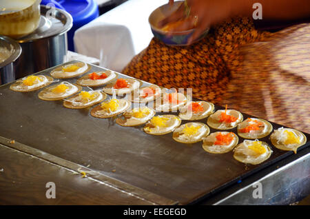 Tipo di Thai dolciumi Khanom Buang (una sorta di pancake riempito) o in stile Tailandese Torta croccante Foto Stock