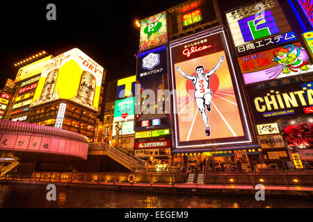 OSAKA, Giappone - 24 novembre: l'uomo Glico luce billboard e altra luce visualizza il 24 novembre 2014 in Dontonbori, Namba Osa Foto Stock