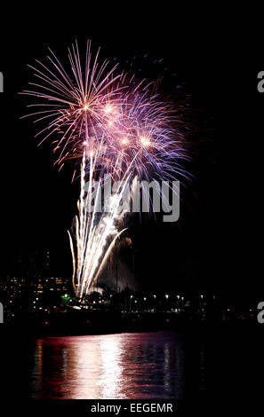 Honolulu, Hawaii, Stati Uniti d'America. Il 26 dicembre, 2014. Splendido spettacolo di fuochi d'artificio sull'oceano in Waikiki, Honolulu Oahu, Hawaii. Foto Stock