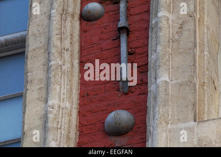 Embedded le palle di cannone, Rue de la Bourse, Lille, Francia Foto Stock