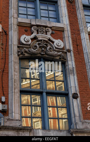 Embedded le palle di cannone, Rue de la Bourse, Lille, Francia Foto Stock