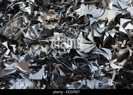 Pila di chip metallici nelle discariche per riciclaggio. configurazione astratta Foto Stock