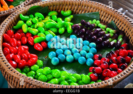 Eliminabili imitazione dei frutti (Kanom guardare Choup) - questo dessert, molte persone pensano di varie specie di frutti colorati. Foto Stock