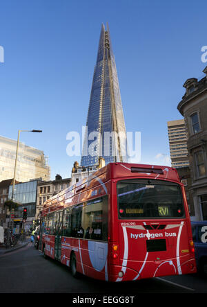 Il London Shard con nuova tecnologia pulita alimentato a idrogeno red bus londinese in primo piano London REGNO UNITO Foto Stock