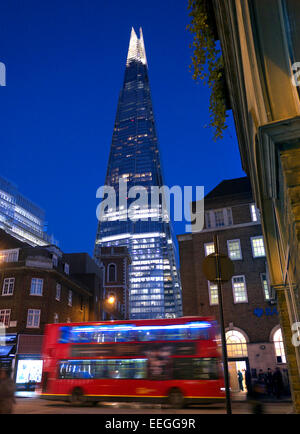 Il London Shard edificio 87 piani di grattacielo con tipico city bus rosso che passa in primo piano London SE1 Foto Stock