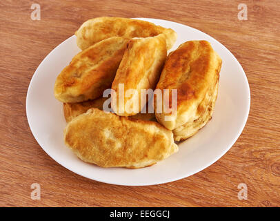 Freschi di forno pasticceria russo in una piastra bianca Foto Stock