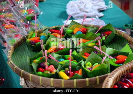 Eliminabili imitazione dei frutti (Kanom guardare Choup) - questo dessert, molte persone pensano di varie specie di frutti colorati. Foto Stock