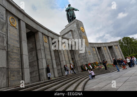 Berlino, Germania, corona-posa cerimonia in occasione della guerra sovietica Memorial nel Tiergarten Foto Stock