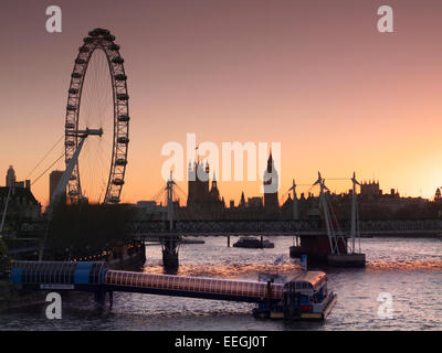 Il London Eye e il Festival Pier SouthBank in silhouette al tramonto con le case di Paliament dietro London REGNO UNITO Foto Stock