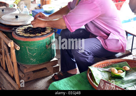 Tipo di Thai dolciumi Kanom Krok usare farina di riso e latte di cocco in base Foto Stock