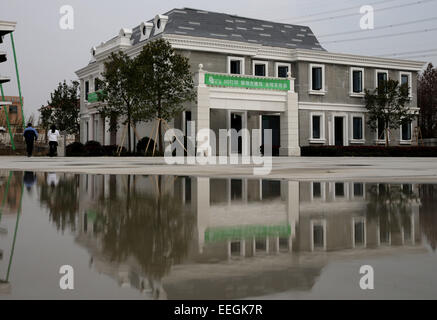 Suzhou, Giappone. 18 gennaio, 2015. Una villa costruita da 3D la tecnologia di stampa è visto nel Parco Industriale Suzhou di oriente cinese della provincia di Jiangsu, Gennaio 18, 2015. Utilizzando la tecnologia, la stand-lungo la villa e a sei piani full-sized building sono state stampate qui di recente. Le pareti di queste case sono state create da una gigantesca 3D le stampanti in cui l'aggiunta di strati successivi di materiale per formare la forma. E il materiale è costituito da rifiuti di costruzione. Credito: Pei Xin/Xinhua/Alamy Live News Foto Stock