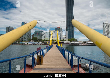 La città sul Danubio area business di Vienna, Austria. Guardando al di là del fiume Danubio su una passerella. Foto Stock