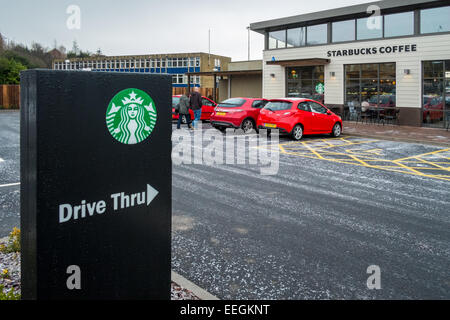 Bradford, Regno Unito. 18 gennaio, 2015. Starbucks Drive Thru BradfordStarbucks Drive Thru Cleckheaton Bradford facendo bene dopo aver aperto nel novembre 2014. Drive Thru concetti di caffè continua apertura in tutta la Gran Bretagna nel 2015, cercando di essere una delle principali tendenze per il prossimo anno. Credito: Paul Chambers/Alamy Live News Foto Stock