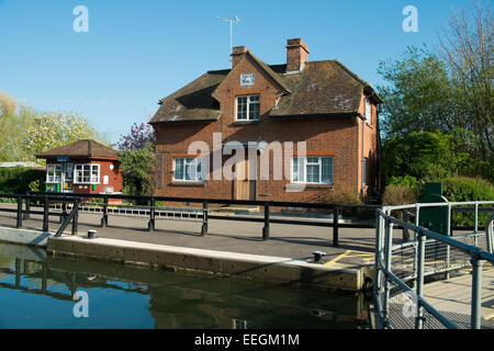 Canal e bloccare i detentori cottage sul fiume Tamigi, Abingdon, Oxfordshire. Foto Stock