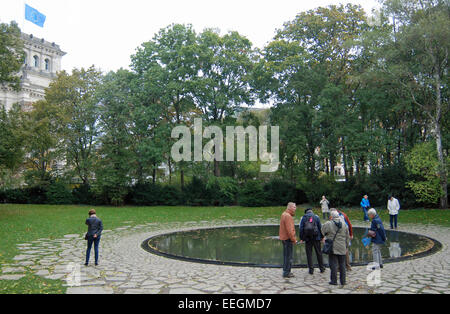 Memoriale dedicato ai rom e sinti vittime del genocidio nazista. Foto Stock