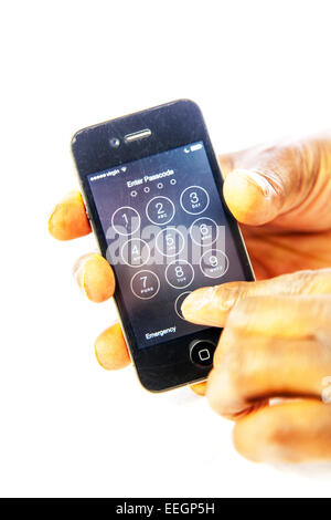 Iphone ho la sicurezza del telefono immettere il codice di accesso Codice di inserimento password utilizzando mobile ritagliata uno spazio di copia sullo sfondo bianco Foto Stock