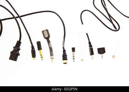 I collegamenti elettrici dei cavi jack USB plug tappi bollitore portano  fili utile cavo quotidiana ritagliata uno spazio di copia sullo sfondo  bianco Foto stock - Alamy