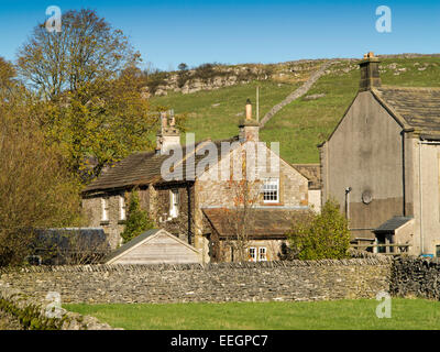 Regno Unito, Derbyshire, Tideswell, Litton village, case in pietra sotto Litton Edge Foto Stock