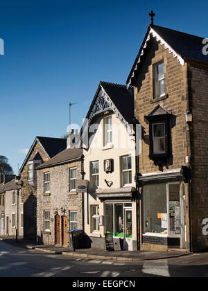 Regno Unito, Derbyshire, Tideswell, High Street negozi in edifici in stile Vittoriano Foto Stock