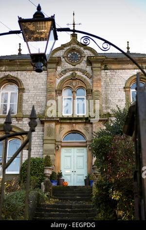 Regno Unito, Derbyshire, Tideswell, High Street, Bagshaw House, ex oddfellows hall Foto Stock