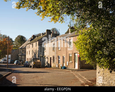 Regno Unito, Derbyshire, Tideswell, Sherwood Road, recentemente ristrutturato ex mulino della seta tra villette a schiera Foto Stock