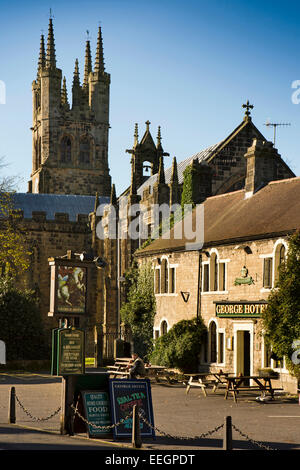 Regno Unito, Derbyshire, Tideswell, Chiesa di San Giovanni Battista, accanto al George Hotel public house, autunno Foto Stock