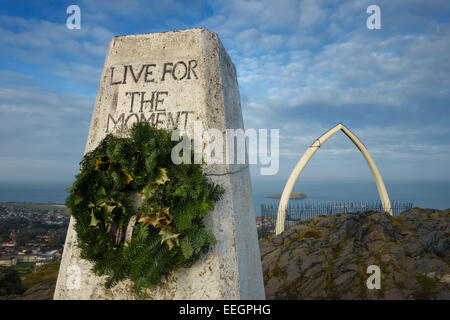 Il punto di innesco e balena ossa mandibolari sulla sommità del North Berwick diritto (collina), East Lothian, Scozia. Foto Stock