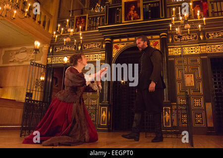 Londra, Regno Unito. Il 17 gennaio 2015. Nella foto: Hattie Morahan come Beatrice-Joanna e Trystan Gravelle come Deflores. Photocall per il Changeling di Thomas Middleton e William Rowley al Sam Wanamaker Playhouse/Globe Theatre, Londra, Regno Unito. Il gioco è diretto da Dominic Domgoole starring Hattie Morahan come Beatrice-Joanna e Trystan Gravelle come Deflores. La riproduzione dal 15 gennaio al 1 marzo 2015. Foto: Bettina Strenske Foto Stock