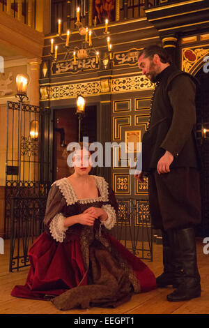 Londra, Regno Unito. Il 17 gennaio 2015. Nella foto: Hattie Morahan come Beatrice-Joanna e Trystan Gravelle come Deflores. Photocall per il Changeling di Thomas Middleton e William Rowley al Sam Wanamaker Playhouse/Globe Theatre, Londra, Regno Unito. Il gioco è diretto da Dominic Domgoole starring Hattie Morahan come Beatrice-Joanna e Trystan Gravelle come Deflores. La riproduzione dal 15 gennaio al 1 marzo 2015. Foto: Bettina Strenske Foto Stock