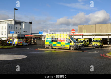 Dudley, West Midlands, Inghilterra, Regno Unito. 18 gennaio, 2015. Sala Russells Hospital ha annunciato 400 posti di lavoro per essere tagliato durante i prossimi due anni nel tentativo di salvare £14m. Unione ha detto che era deprimente come il personale lavorava duramente per superare l'inverno le pressioni e le perdite potrebbero colpire clinical stafff, thearte lavoratori, radiographers e phlebotomists lungo con cerca di licenziamenti volontari. Credito: Malcolm Brice/Alamy Live News Foto Stock