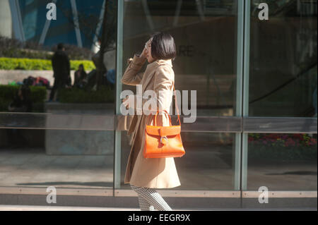 Hong Kong donna di mezza età a piedi Foto Stock