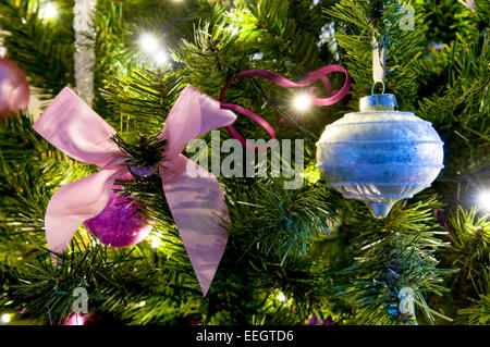 Close up di albero di Natale decorato in rosa e bianco tema Foto Stock