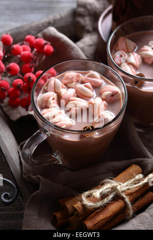 Cacao in bicchieri con marshmallow, bere Foto Stock