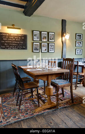 George & Dragon public house a Rowde, Wiltshire, Regno Unito, che mostra alcuni dei piatti serviti Foto Stock